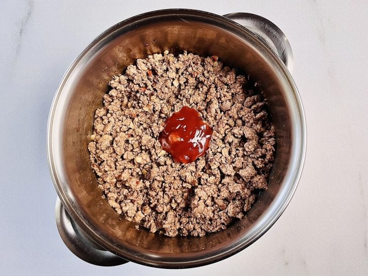Extrato de tomate adicionado a panela.