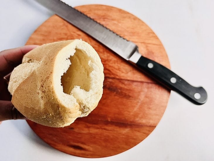 Topo do pão francês cortado.