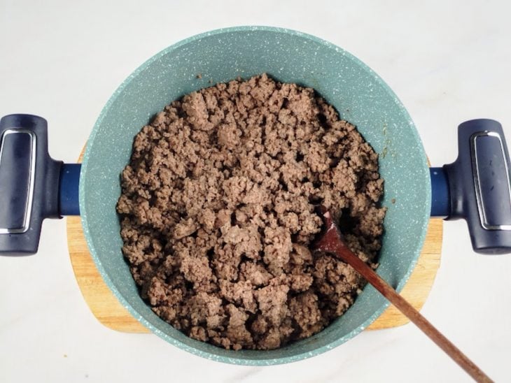 Carne moída adicionada em uma panela.