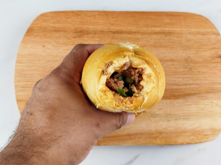 Carne moída adicionada no pão.