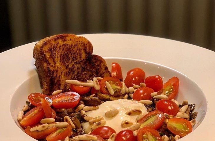 Burrata com cogumelos e tomate