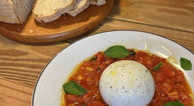 Burrata com molho de tomate-cereja