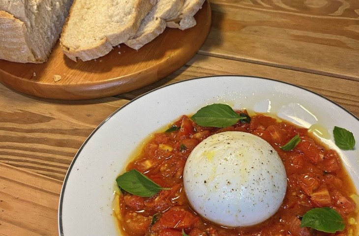 Burrata com molho de tomate-cereja