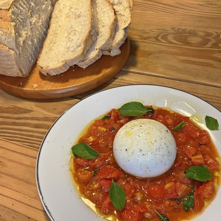 Burrata com molho de tomate-cereja