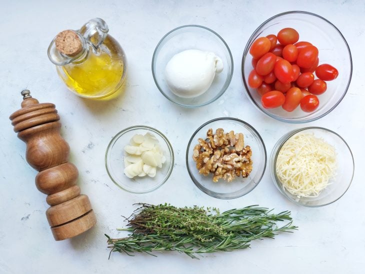 Todos os ingredientes da burrata com tomate confit e pesto reunidos na bancada.