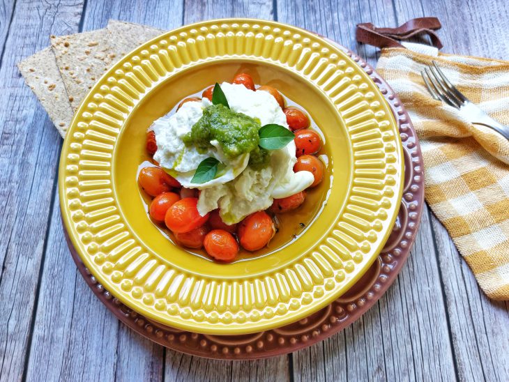 Burrata com tomate confit e pesto