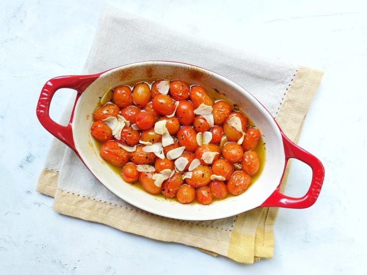 Tomate-cereja em uma travessa com temperos.