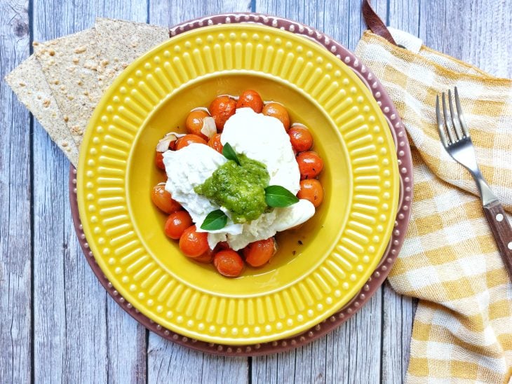 Burrata com tomate confit e pesto finalizado.