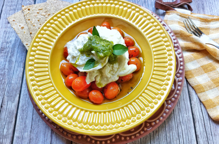 Burrata com tomate confit e pesto