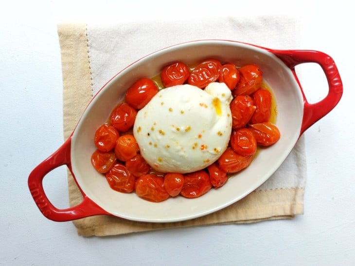 Forma com burrata e tomates-cereja.