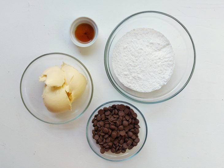 Uma bancada com os ingredientes separados.