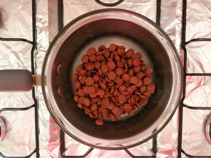 Uma panela com chocolate ao fogo para derreter.