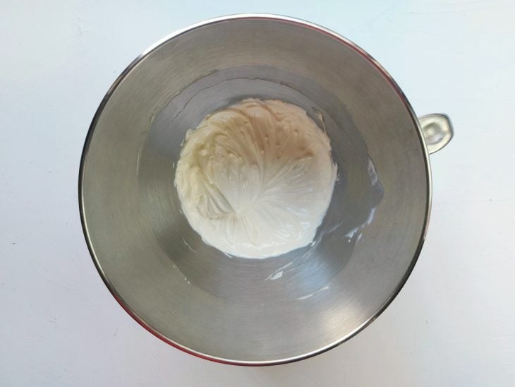 Uma tigela com manteiga batida.