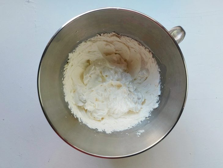 Uma tigela com a mistura do creme ao ponto.