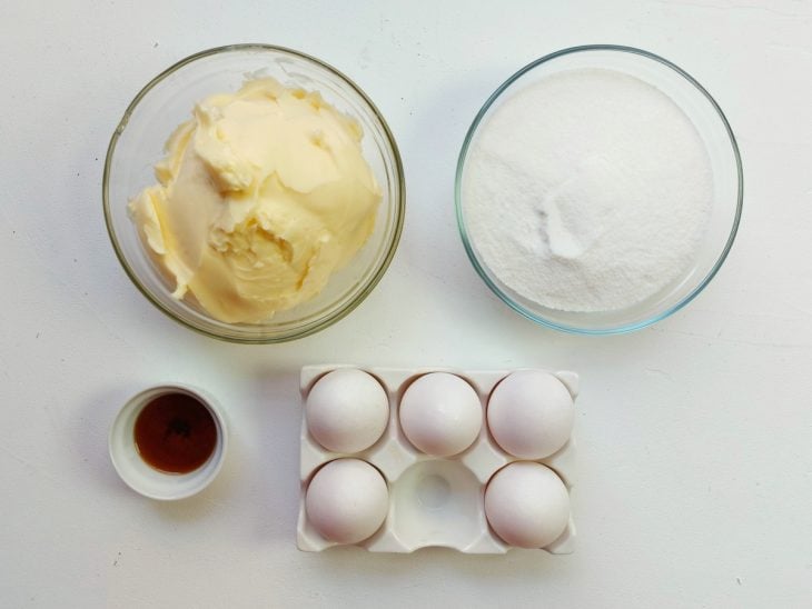 Uma bancada com os ingredientes separados.