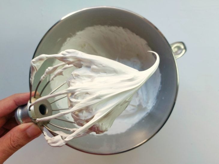 Uma tigela com a mistura das claras e açúcar batida na batedeira.
