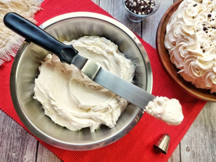 Uma tigela contendo buttercream suíço.