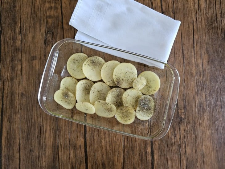 Refratário forrado com batatas em rodelas.