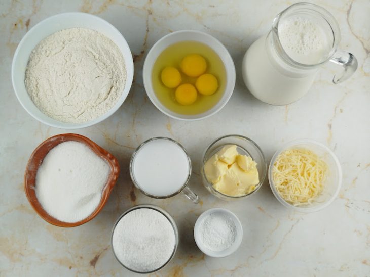 Ingredientes organizados na bancada.