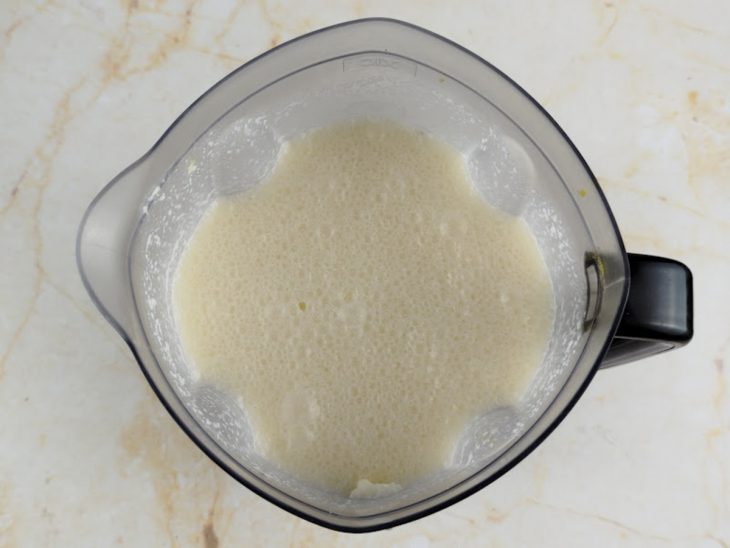 Ingredientes líquidos e secos sendo colocados no liquidificador.