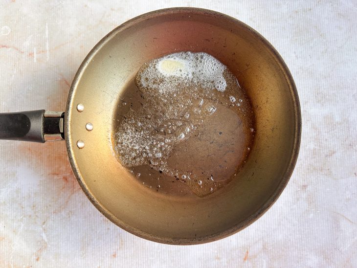 Manteiga derretendo na frigideira.