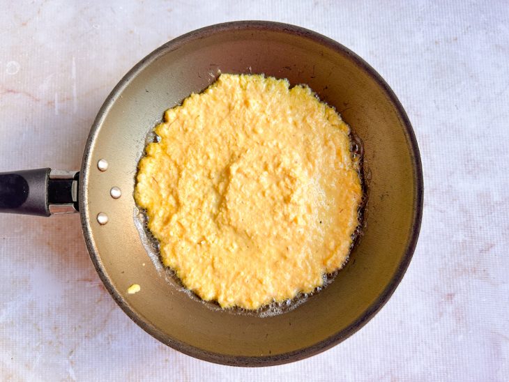 Porção do milho adicionada na frigideira.