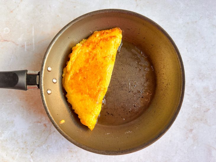 Cachapa dourada, na frigideira.