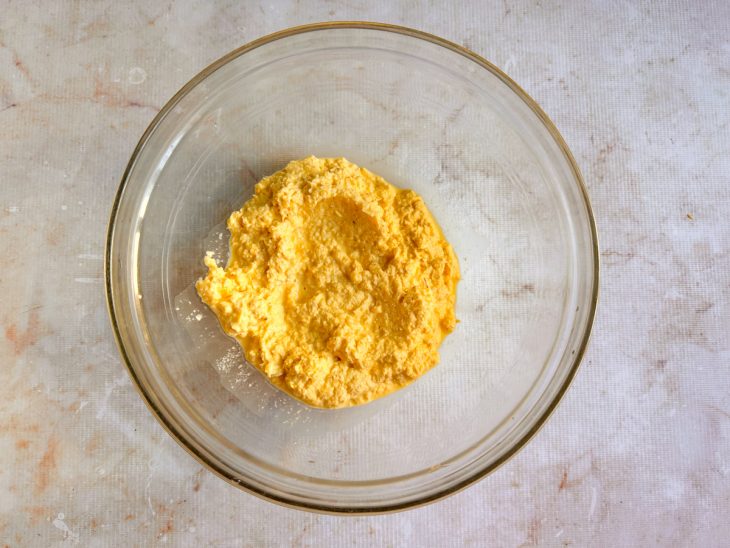 Milho ralado numa tigela.