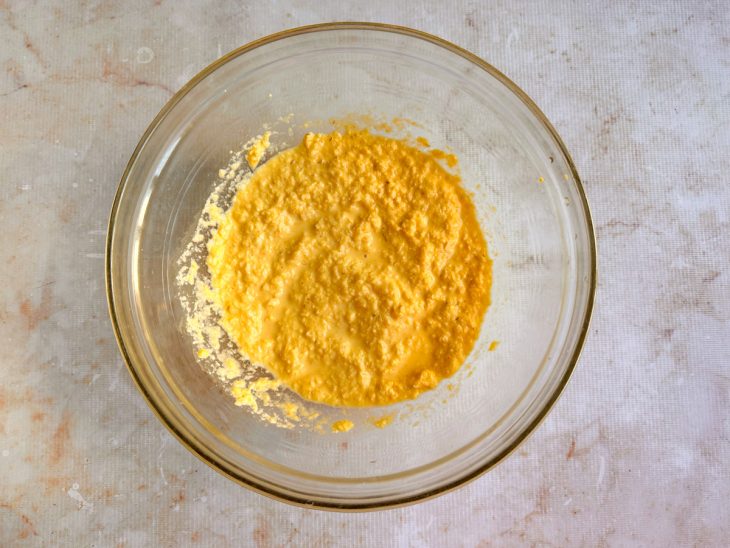 Milho ralada com os ingredientes adicionados.