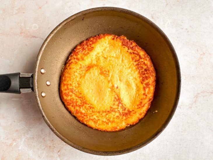 Cachapa dourada na frigideira.