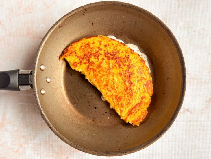 Queijo derretendo escapando de dentro da cachapa.