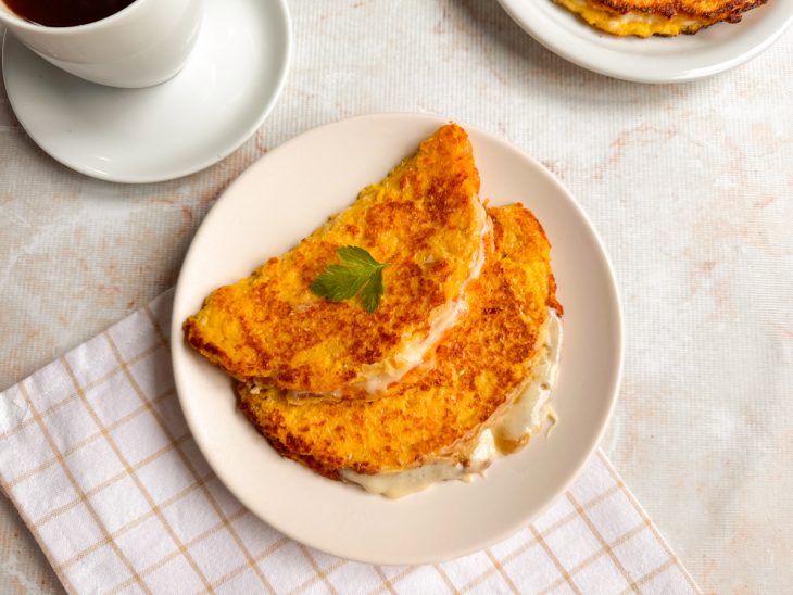 Cachapa pronta, servida em prato.