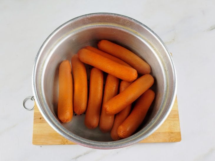 Uma tigela com as salsichas.