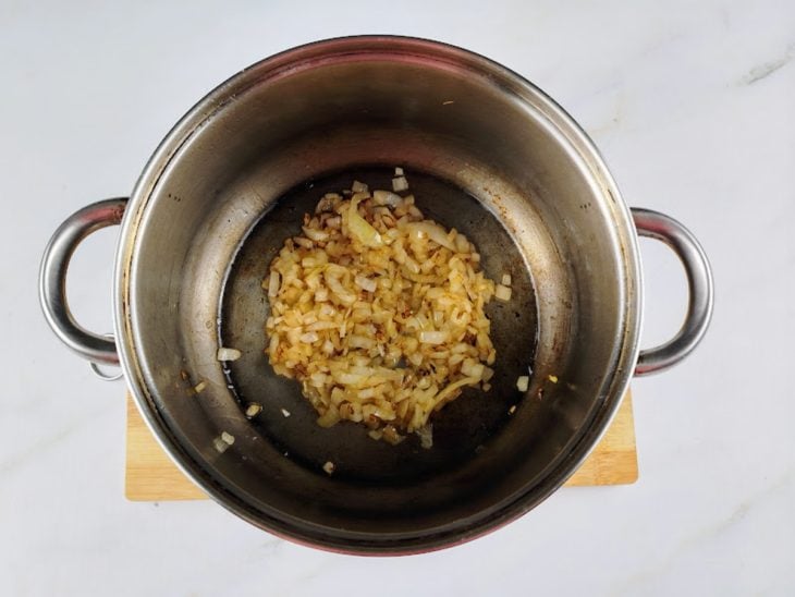 Uma panela com a cebola a dourar.