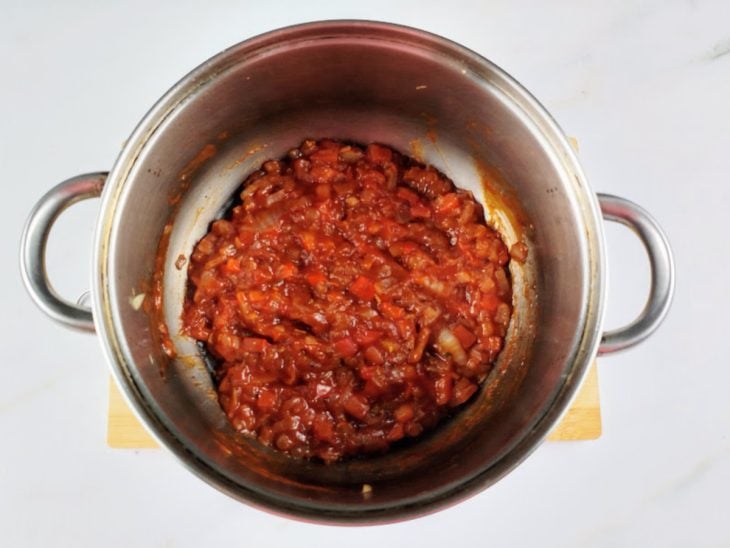 Panela com cebola refogada, extrato, ketchup e temperos.