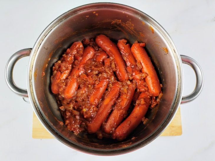 Salsichas na panela com os outros ingredientes do molho.