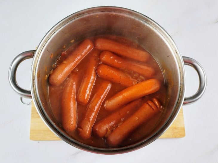 Água adicionada na panela com os outros ingredientes do molho.