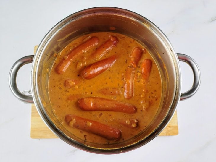 Creme de leite adicionado na panela com os outros ingredientes do molho.