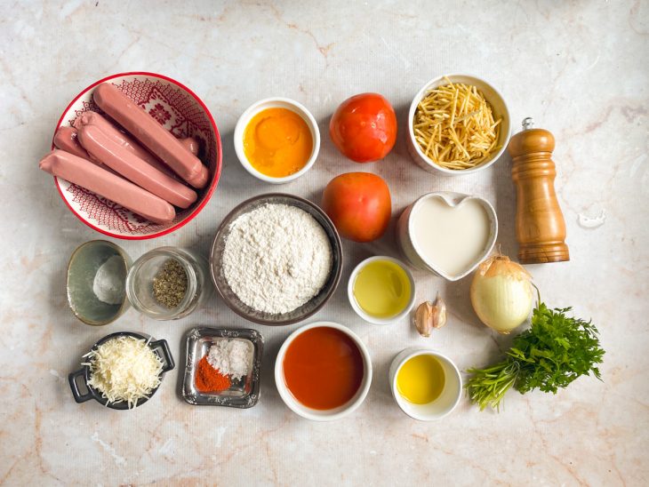 ingredientes para preparo de cachorro quente separados.