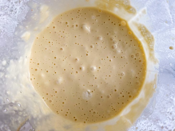 farinha acrescentada a massa batida no liquidificador.