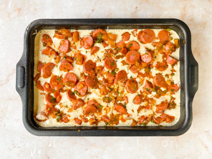 cachorro quente de forno montado pronto para assar.