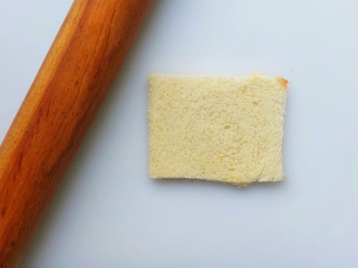 Pão de forma amassado com rolo de madeira.