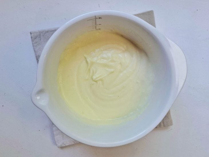 Um recipiente com purê de batatas.
