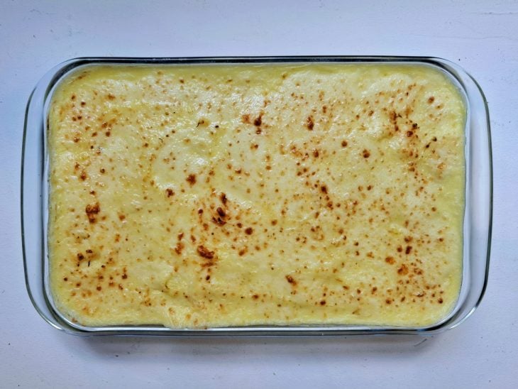 Um refratário com o cachorro-quente após assar.