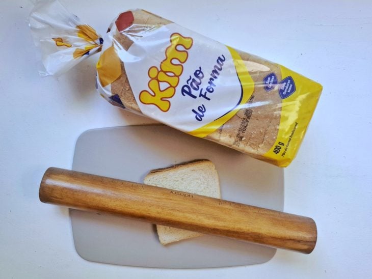 Pão sendo amassado com um rolo.