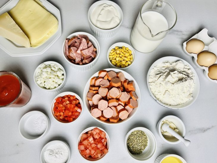 Ingredientes reunidos em uma bancada.