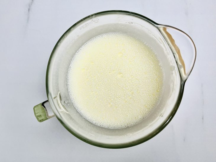 Ovos, creme de leite, óleo, leite e sal batidos no liquidificador.