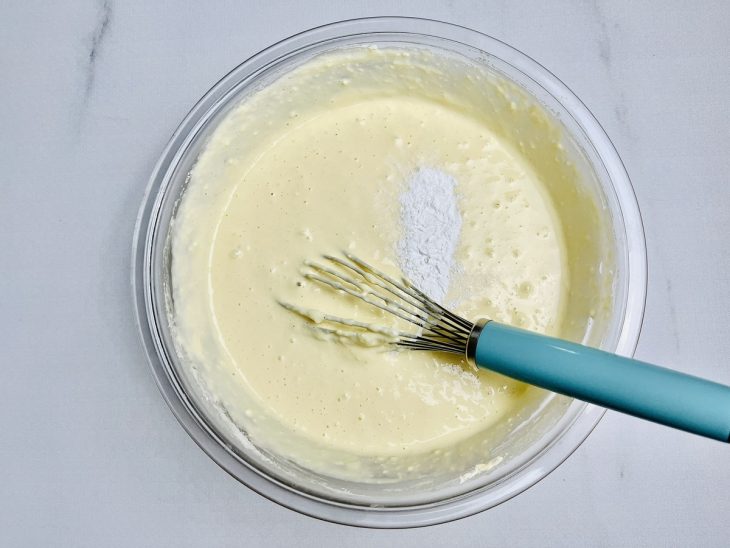 Tigela com a mistura do liquidificador, farinha e fermento.