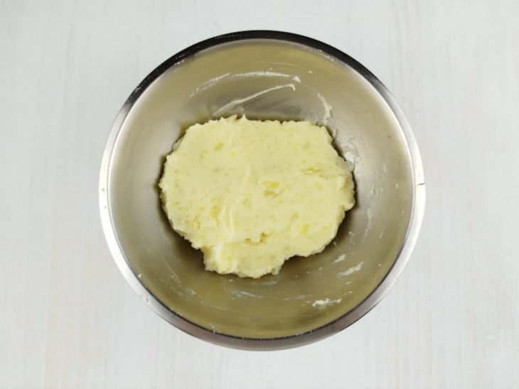 Purê de batatas numa tigela de inox redonda.