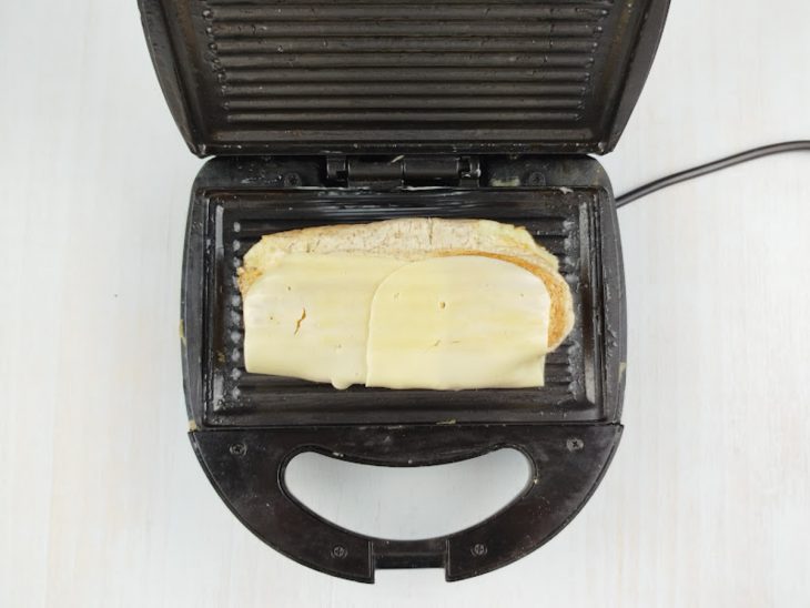 Pão colocado na sanduicheira.
